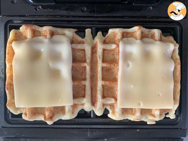 Sandwich de gaufres de pommes de terre à la raclette, le plat réconfortant par excellence - Préparation etape 6
