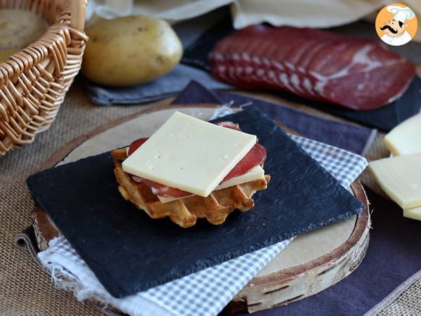 Sandwich de gaufres de pommes de terre à la raclette, le plat réconfortant par excellence - Préparation etape 7