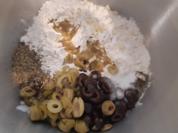 Petit pain aux olives, ail, herbes de Provence - Préparation etape 1