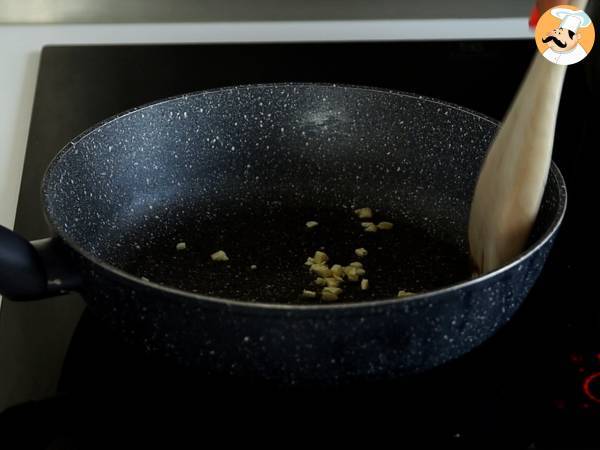 Pâtes spaghetti aux tomates et crevettes : la recette ultra facile qui plaira à tous - Préparation etape 1