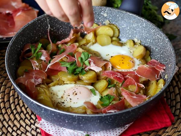 Huevos rotos, la recette espagnole super facile à faire à base de pommes de terre et d'œufs - Préparation etape 5