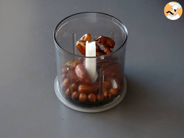 Energy balls aux dattes avec un cœur coulant au beurre de cacahuète - Préparation etape 2