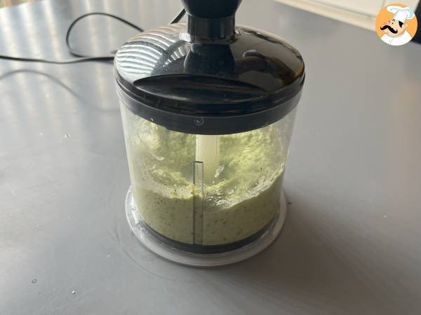 Salade de pâtes au pesto de courgettes, mozzarella et tomates séchées - Préparation etape 2