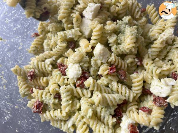 Salade de pâtes au pesto de courgettes, mozzarella et tomates séchées - Préparation etape 5