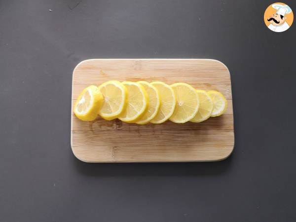 Eau aromatisée maison au citron, basilic et framboise - Préparation etape 1