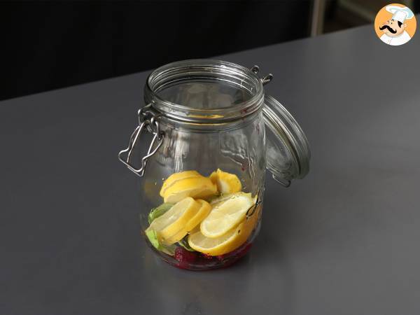 Eau aromatisée maison au citron, basilic et framboise - Préparation etape 3