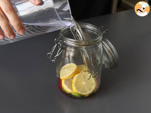 Eau aromatisée maison au citron, basilic et framboise - Préparation etape 4