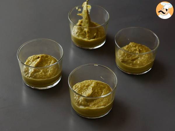 Verrines végétariennes: crème de petit pois, crumble de parmesan et crème au mascarpone - Préparation etape 7