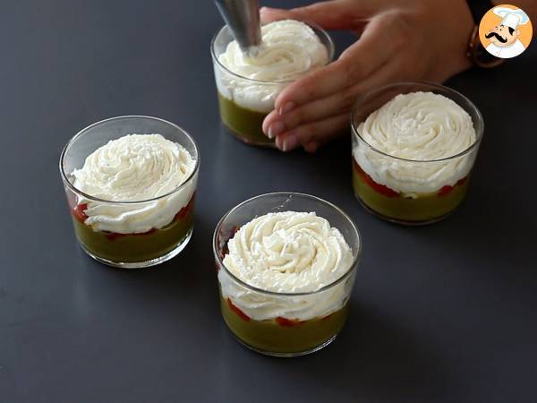Verrines végétariennes: crème de petit pois, crumble de parmesan et crème au mascarpone - Préparation etape 9