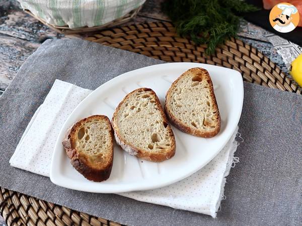 Tartines au fromage de chèvre frais et saumon fumé - Préparation etape 2