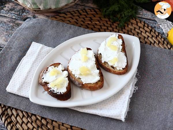 Tartines au fromage de chèvre frais et saumon fumé - Préparation etape 3
