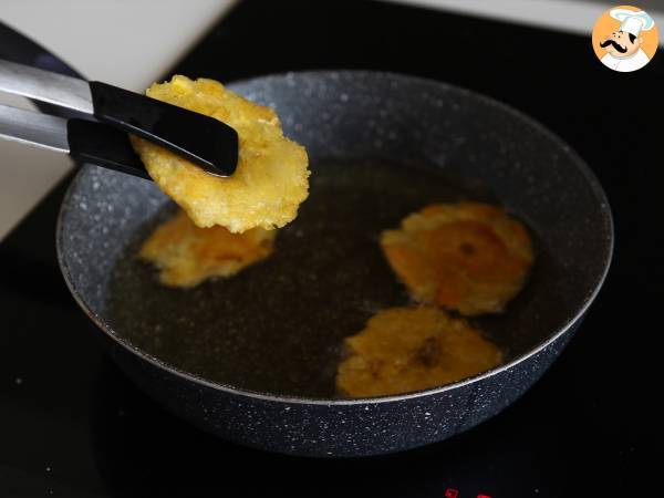 Patacones, les toasts de banane plantain colombiens accompagnés de guacamole et de tomates - Préparation etape 10