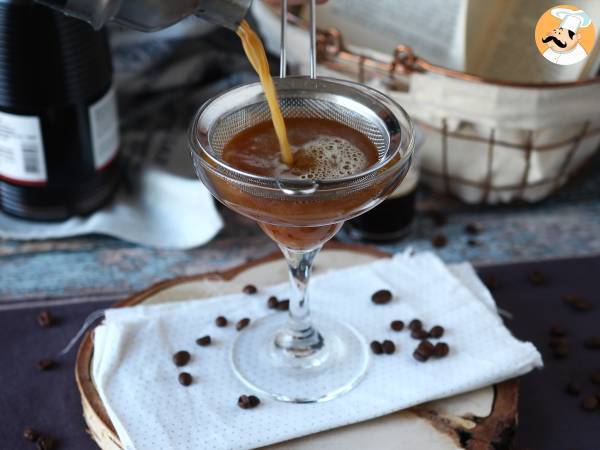 Espresso Martini, le cocktail parfait pour les amateurs de café - Préparation etape 4