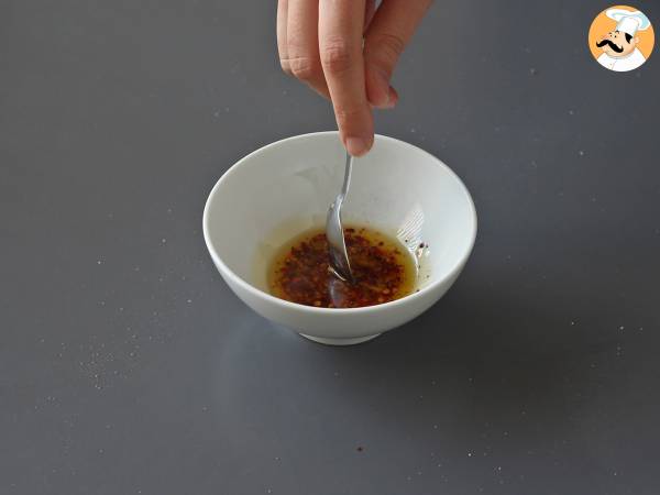 Œufs à la turque sur une base de yaourt et son huile piquante - çilbir - Préparation etape 2