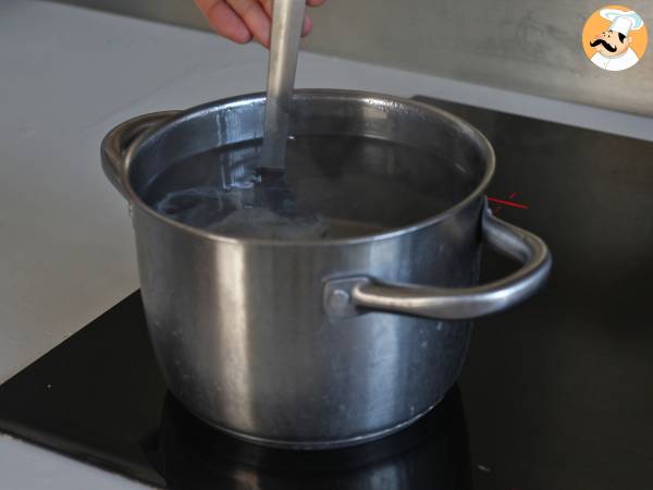 Œufs à la turque sur une base de yaourt et son huile piquante - çilbir - Préparation etape 3