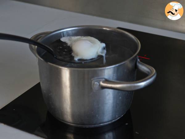 Œufs à la turque sur une base de yaourt et son huile piquante - çilbir - Préparation etape 4