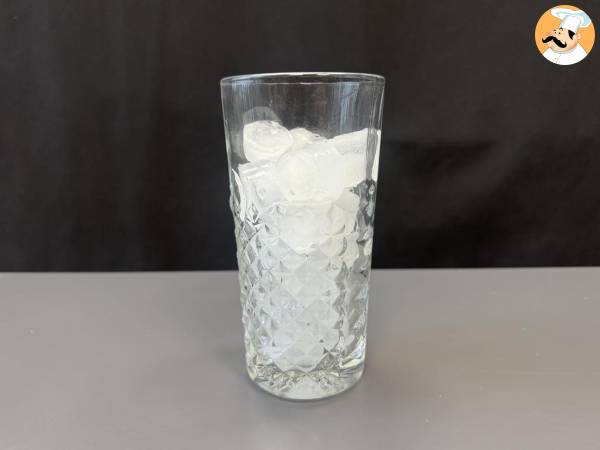 Spritz Martini sans alcool, un cocktail doux et floral pour l'apéritif - Préparation etape 1