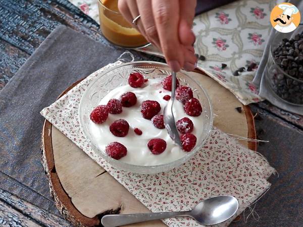 Skyr bowl aux fruits rouges, beurre de cacahuètes et chocolat - Préparation etape 2