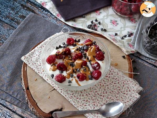 Skyr bowl aux fruits rouges, beurre de cacahuètes et chocolat - Préparation etape 4