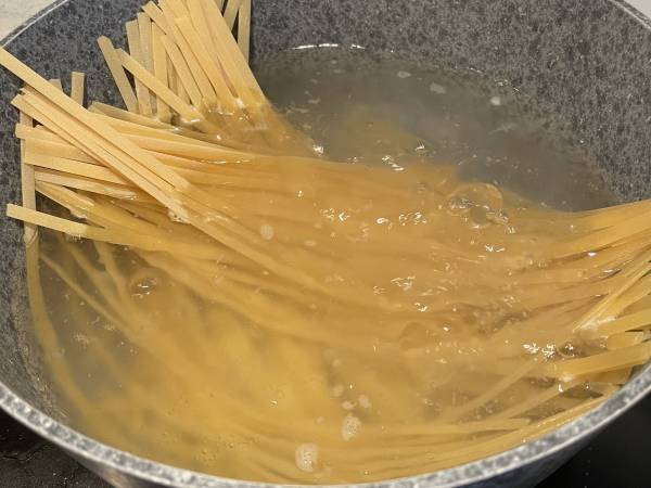 Fettucce Aglio, Olio e Peperoncino : Une recette italienne pleine de caractère de Casa Bandera - Préparation etape 1