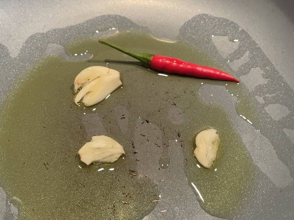 Fettucce Aglio, Olio e Peperoncino : Une recette italienne pleine de caractère de Casa Bandera - Préparation etape 2