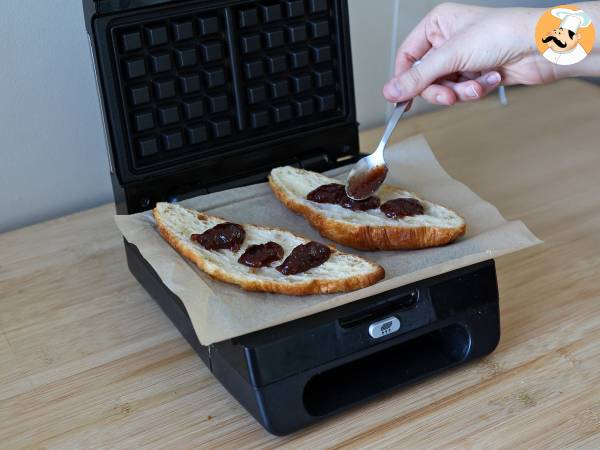 Croffle, le croissant gaufre garni de confiture de figues, fromage de chèvre et jambon! - Préparation etape 1