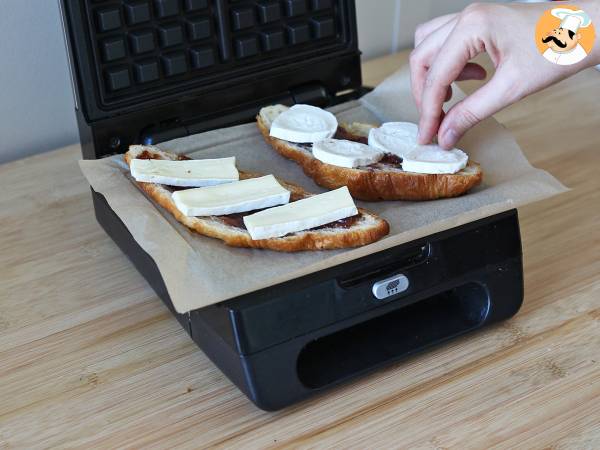 Croffle, le croissant gaufre garni de confiture de figues, fromage de chèvre et jambon! - Préparation etape 2