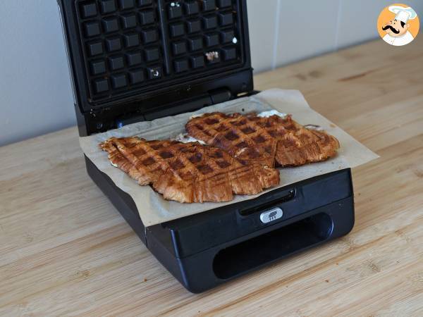 Croffle, le croissant gaufre garni de confiture de figues, fromage de chèvre et jambon! - Préparation etape 4