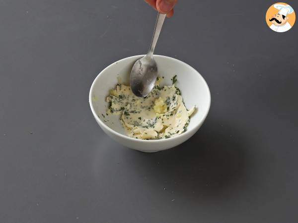 Cruffins, la combinaison d'un croissant et d'un muffin, ici salés au parmesan et mozzarella - Préparation etape 1