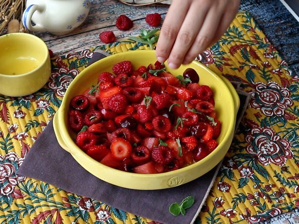 Salade de fruits rouges: fraise, framboise, cerise et pastèque, parfaite pour l'été! - Préparation etape 5