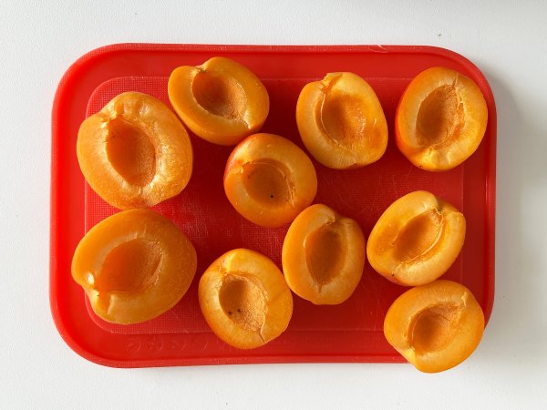 Tartine abricots rôtis, roquette et burrata - Préparation etape 1