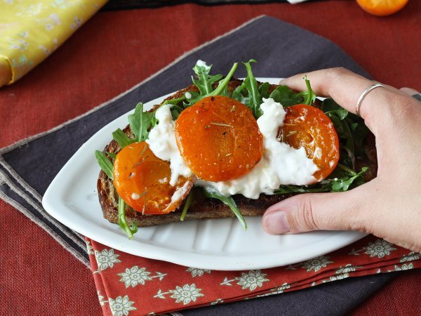 Tartine abricots rôtis, roquette et burrata - Préparation etape 5