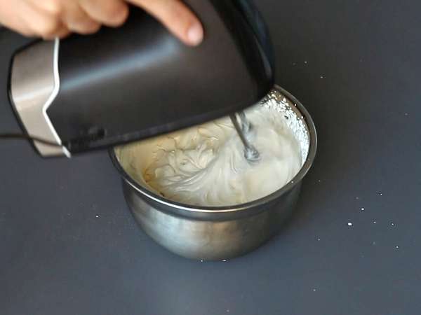 Bûche sans moule en forme de chalet façon tiramisu pour les amoureux de café - Préparation etape 1