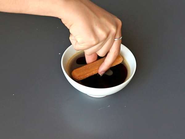 Bûche sans moule en forme de chalet façon tiramisu pour les amoureux de café - Préparation etape 2