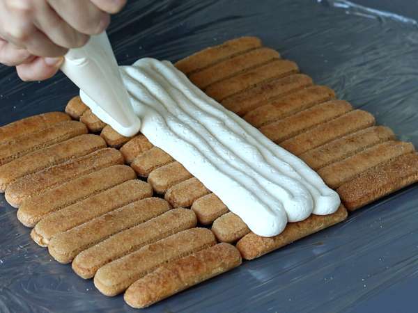 Bûche sans moule en forme de chalet façon tiramisu pour les amoureux de café - Préparation etape 4