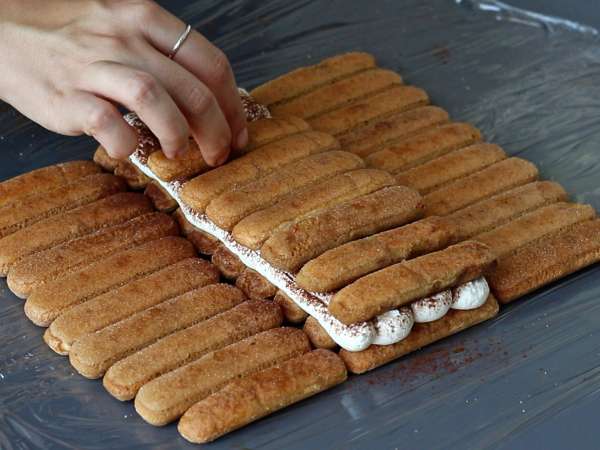 Bûche sans moule en forme de chalet façon tiramisu pour les amoureux de café - Préparation etape 6