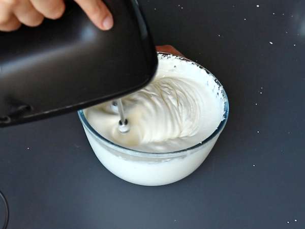 Pas besoin de moule pour réaliser cette bûche aux fruits rouges! - Préparation etape 1