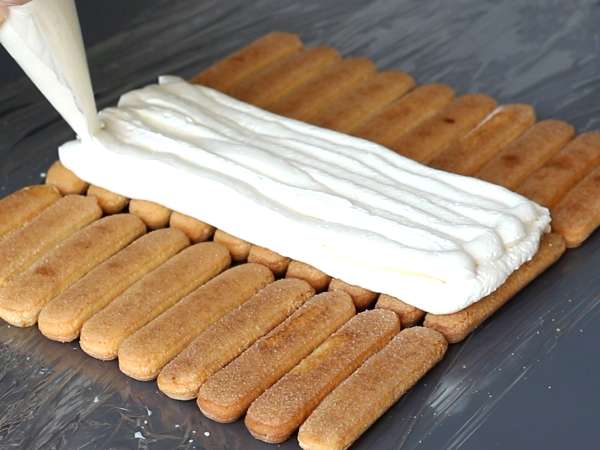 Pas besoin de moule pour réaliser cette bûche aux fruits rouges! - Préparation etape 4