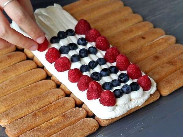 Pas besoin de moule pour réaliser cette bûche aux fruits rouges! - Préparation etape 5