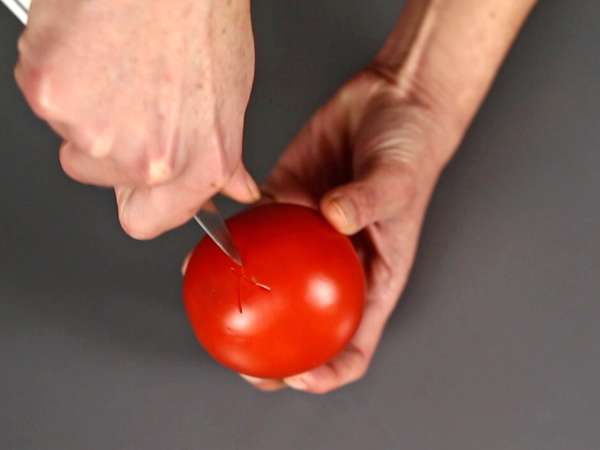 Sauce tomate crue pleine de saveurs, idéale pour garnir une pizza ou une pinsa - Préparation etape 1