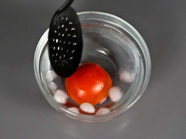 Sauce tomate crue pleine de saveurs, idéale pour garnir une pizza ou une pinsa - Préparation etape 2