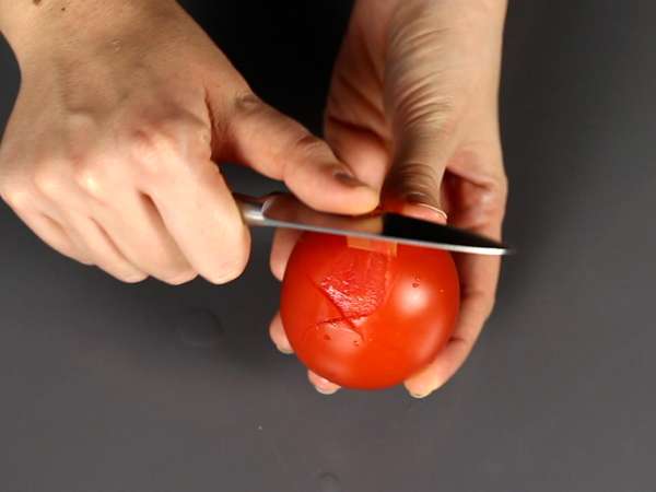 Sauce tomate crue pleine de saveurs, idéale pour garnir une pizza ou une pinsa - Préparation etape 3