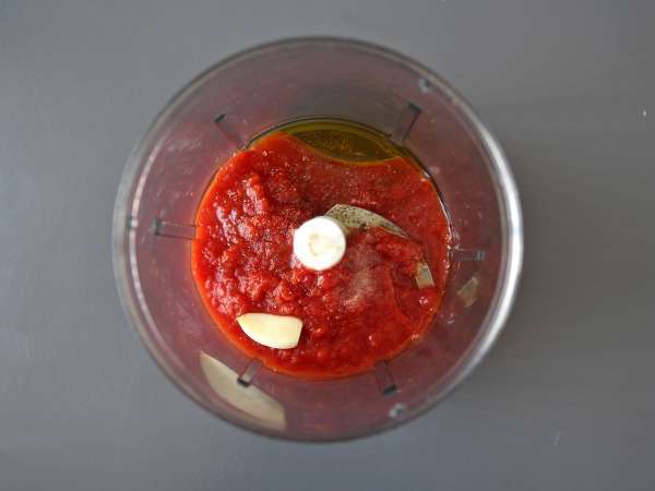 Sauce tomate crue pleine de saveurs, idéale pour garnir une pizza ou une pinsa - Préparation etape 4