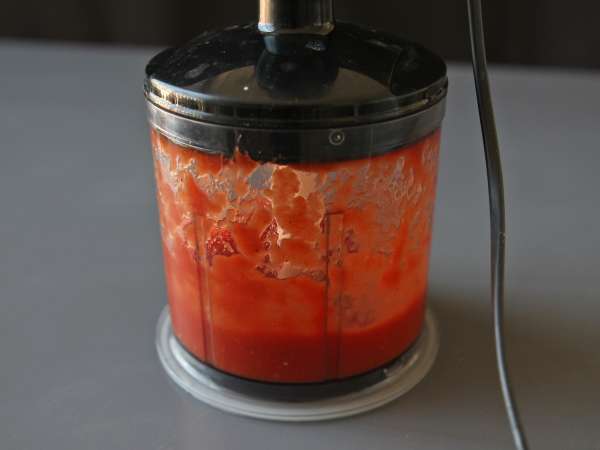 Sauce tomate crue pleine de saveurs, idéale pour garnir une pizza ou une pinsa - Préparation etape 5