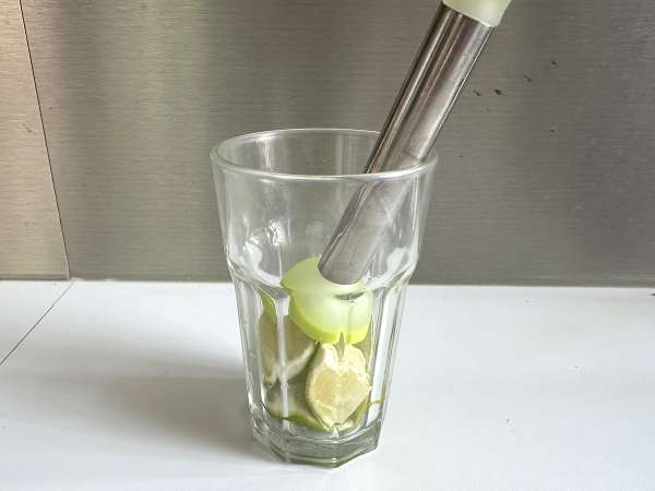Caipirinha au citron vert : la boisson brésilienne facile à préparer - Préparation etape 3