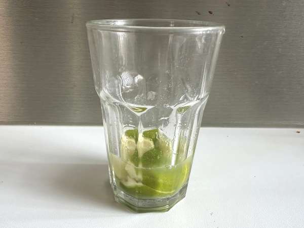 Caipirinha au citron vert : la boisson brésilienne facile à préparer - Préparation etape 4