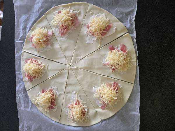 Croissants apéritifs au jambon et au fromage - Préparation etape 1