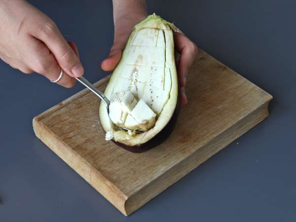 Aubergines farcies gratinées à la mozzarella - Préparation etape 1