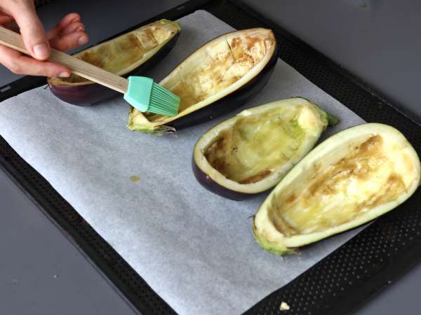 Aubergines farcies gratinées à la mozzarella - Préparation etape 2