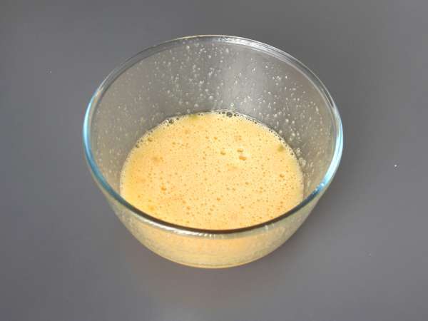 Gâteau aux noix super facile à faire avec seulement 4 ingrédients - Préparation etape 1